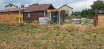 Chalet avec véranda et hangar