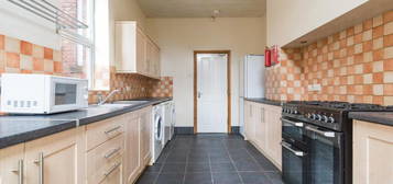 5 bedroom maisonette