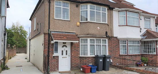 Flat to rent in Marnell Way, Hounslow TW4