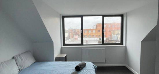 Studio to rent in Hassop Road, London NW2