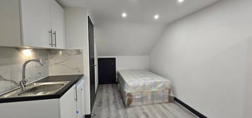 Studio to rent in Queens Road, Southall UB2