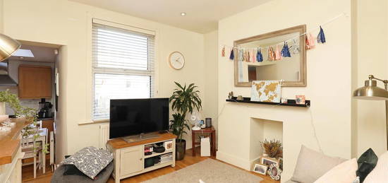 Flat to rent in Wadham Road, London SW15