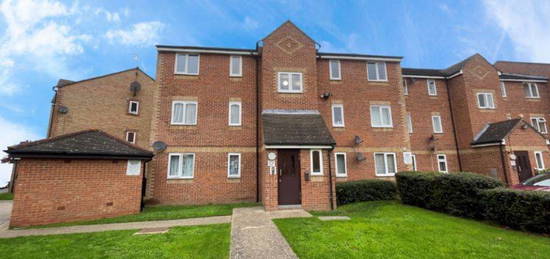 Flat to rent in Danbury Crescent, South Ockendon RM15