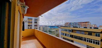 Excelente Apartamento T3 , sito no centro da Costa da Caparica