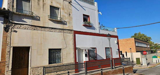 Casa adosada en calle Virgen de Loreto en Castilleja de la Cuesta