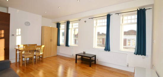 Flat to rent in Arthur Road, London SW19