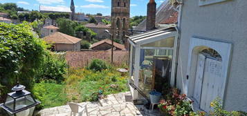 Maison de bourg offrant de belles vues sur le centre historique du village