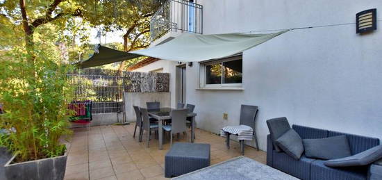 CARQUEIRANNE (83) - RARE - MAISON DE 55 M² - 2 CHAMBRES - TERRASSE ET TERRAIN PLAT AU GRAND CALME