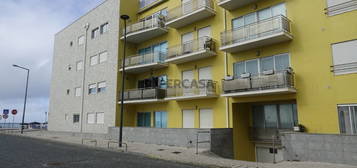 Apartamento T2 , 1º andar, elevador, piscina, sauna, jacuzzi, banho turco e parque infantil, a 50m da praia.