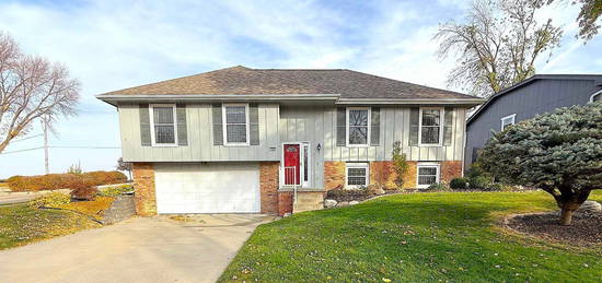 1301 Scott Rd, Papillion, NE 68046