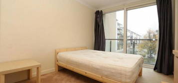 Room to rent in Boardwalk Place, London E14