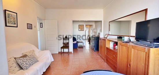 Apartamento T1+1 junto à Rua de São Bento, em Lisboa