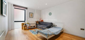 Flat for sale in Lattice House, Aldgate E1