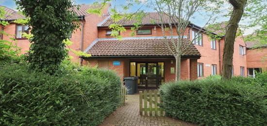 Flat to rent in Phillimore Place, Radlett WD7