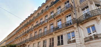 TOULOUSE - CAPITOLE T1 rénové et meublé avec terrasse