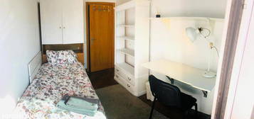 738821 - Quarto com cama de solteiro, com...