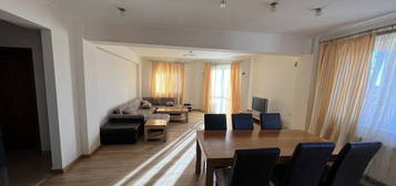 Inchiriere apartament cu 4 camere intr-o vila.