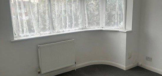 Maisonette to rent in Tomswood Hill, Ilford IG6