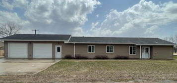 204 Kola Ave, Oakes, ND 58474