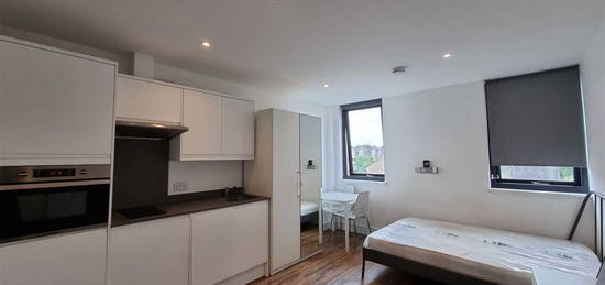 Studio to rent in Hampden Road, Turnpike Lane, Hornsey N8