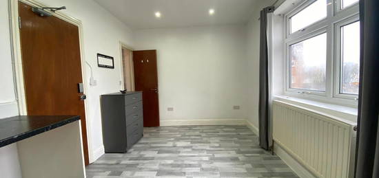 Studio to rent in Aldborough Road South, Ilford, Essex IG3