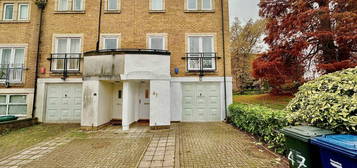 Town house to rent in Coverdale Road, Friern Barnet, London N11