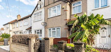 Terraced house to rent in Thornton Avenue, Croydon CR0