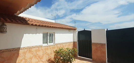 Chalet adosado en venta en calle Clara Campoamor, 31