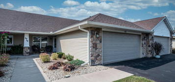 58 Crown Pointe Curv, Hudson, WI 54016