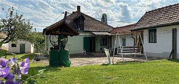 Pilisvörösvár központjában családi ház ealdó