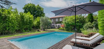 Ancien corps de ferme en pisé avec piscine