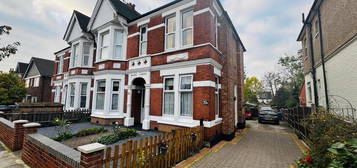 Flat to rent in Cunningham Park, Harrow HA1