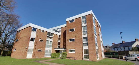 Studio to rent in Avalon Close, The Ridgeway, Enfield EN2