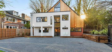 5 bedroom detached house