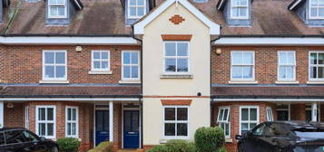 4 bedroom semi-detached house to rent