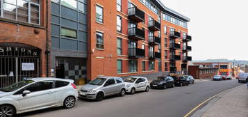 Flat to rent in Upper Allen Street, Ashton Point S3