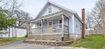 89 Queen St, Chester, NS B0J 1J0