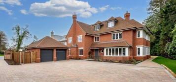 5 bedroom detached house