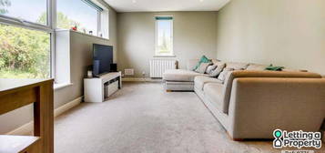 Flat to rent in Chertsey Road, Addlestone, Surrey KT15