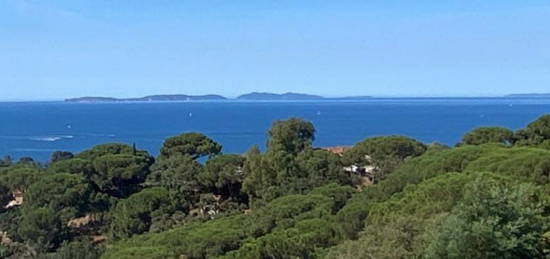 Dans le golfe de SAINT TROPEZ : LA CROIX VALMER