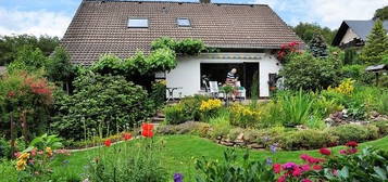 +++ Einfamilienhaus mit 2 Garagen +++