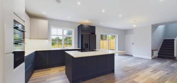 5 bedroom detached house to rent