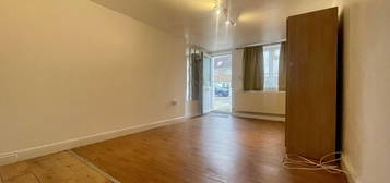 Studio to rent in Pinkwell Lane, Hayes UB3