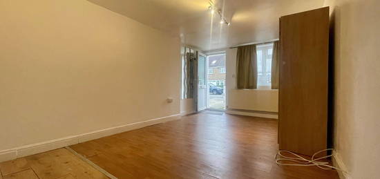 Studio to rent in Pinkwell Lane, Hayes UB3