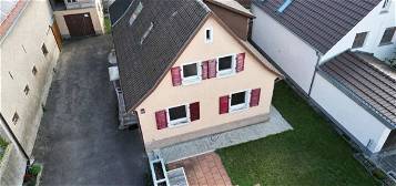 Viel Haus fürs Geld ... und dann noch mitten drin - teilmodernisiertes EFH im Ortskern von Grißheim!