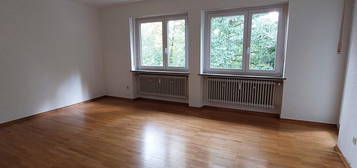 Geräumige, lichtdurchflutete, gut geschnittene 4 Zi.Wohnung (1. OG) mit Balkon von privat