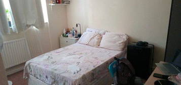 Room to rent in Hendale Avenue, London 4Lr, UK NW4