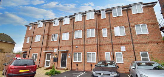 Flat to rent in Serpentine Court, Northwood HA6