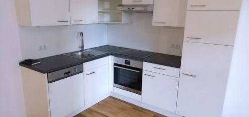 Heller 4 ZIMMER-Altbau, ruhiger Balkon 3m², neuwertige Einbauküche, neuwertiges Bad mit Dusche / WC!