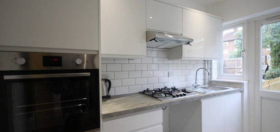 Flat to rent in Oak Avenue, London N10